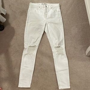 White Topshop ripped skinny jeans. Size 32.